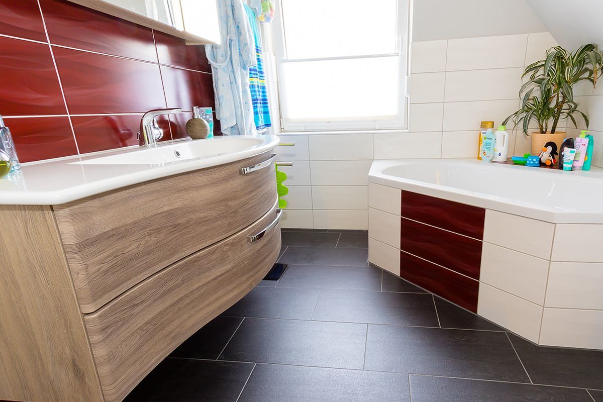Abbildung Waschbecken und Eckbadewanne