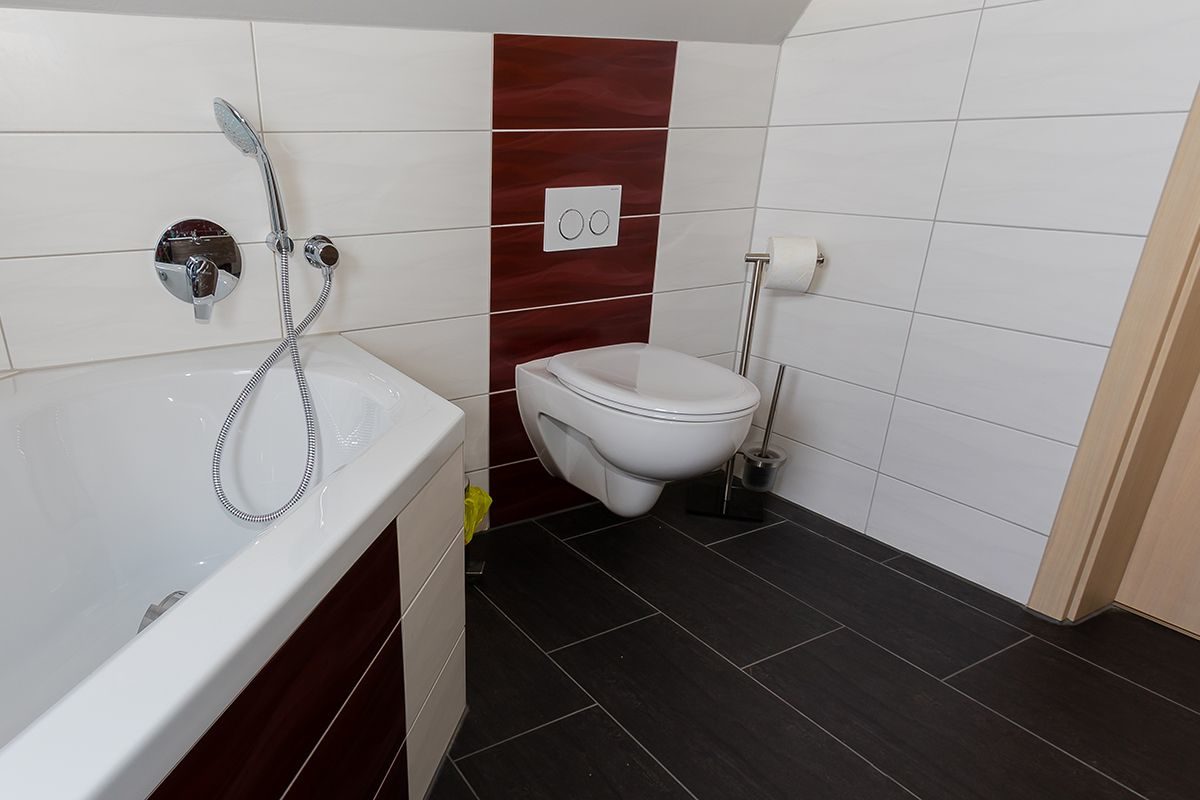 Abbildung Eckbadewanne und WC